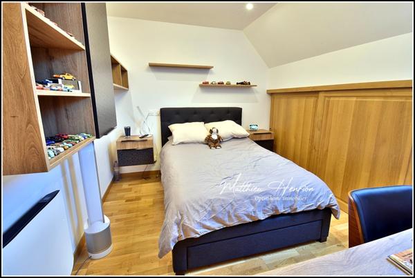 Majestueuse maison 6 chambres, 3 salles de bains/douche, 3 WC, bureau, salon TV, garage