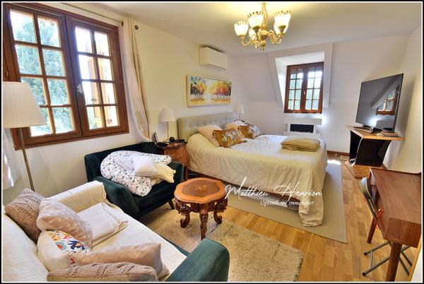 Majestueuse maison 6 chambres, 3 salles de bains/douche, 3 WC, bureau, salon TV, garage