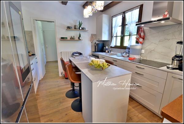 Majestueuse maison 6 chambres, 3 salles de bains/douche, 3 WC, bureau, salon TV, garage