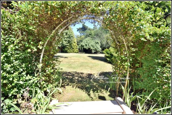 Majestueuse maison 6 chambres, 3 salles de bains/douche, 3 WC, bureau, salon TV, garage