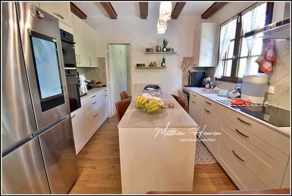 Majestueuse maison 6 chambres, 3 salles de bains/douche, 3 WC, bureau, salon TV, garage