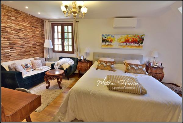 Majestueuse maison 6 chambres, 3 salles de bains/douche, 3 WC, bureau, salon TV, garage