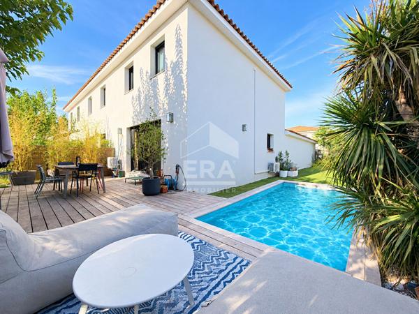 À VENDRE EN EXCLUSIVITE 13610 LE PUY-SAINTE-RÉPARADE MAISON TYPE 4 PIECES D'ENVIRON 82M² AVEC DOUBLE GARAGE, JARDIN, PISCINE ET PLACES DE STATIONNEMENT.