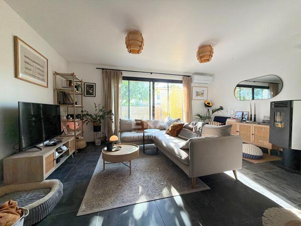 À VENDRE EN EXCLUSIVITE 13610 LE PUY-SAINTE-RÉPARADE MAISON TYPE 4 PIECES D'ENVIRON 82M² AVEC DOUBLE GARAGE, JARDIN, PISCINE ET PLACES DE STATIONNEMENT.