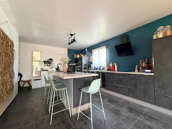 À VENDRE EN EXCLUSIVITE 13610 LE PUY-SAINTE-RÉPARADE MAISON TYPE 4 PIECES D'ENVIRON 82M² AVEC DOUBLE GARAGE, JARDIN, PISCINE ET PLACES DE STATIONNEMENT.