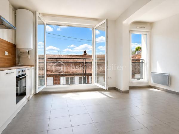 Résidence le Quadridge, à mi chemin entre le centre ville et le chu, à proximité des commerces et des transports.

Découvrez cet appartement avec petit balcon exposé Sud/Est de 2008, au deuxième étage avec ascenseur, lumineux et sans travaux.

Il se compose comme suit : 
.Entrée avec placard
.Espace de vie cuisine séjour de 24 m²
.Deux chambres de près de 12 m² chacune.
.Salle de bain avec espace laverie
.Wc séparé 

Possibilité de faire l’acquisition d’une place de stationnement au sein de la copropriété ( 12.000€ ).

Chauffage et eau chaude électrique 
Menuiseries double vitrage avec volets roulants
Faibles charges de copropriété : 90€/mois
Taxe foncière : 1360€
.
