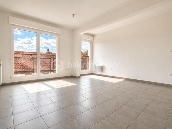 Résidence le Quadridge, à mi chemin entre le centre ville et le chu, à proximité des commerces et des transports.

Découvrez cet appartement avec petit balcon exposé Sud/Est de 2008, au deuxième étage avec ascenseur, lumineux et sans travaux.

Il se compose comme suit : 
.Entrée avec placard
.Espace de vie cuisine séjour de 24 m²
.Deux chambres de près de 12 m² chacune.
.Salle de bain avec espace laverie
.Wc séparé 

Possibilité de faire l’acquisition d’une place de stationnement au sein de la copropriété ( 12.000€ ).

Chauffage et eau chaude électrique 
Menuiseries double vitrage avec volets roulants
Faibles charges de copropriété : 90€/mois
Taxe foncière : 1360€
.