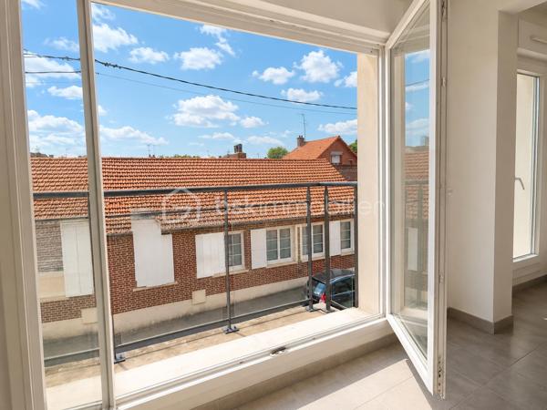 Résidence le Quadridge, à mi chemin entre le centre ville et le chu, à proximité des commerces et des transports.

Découvrez cet appartement avec petit balcon exposé Sud/Est de 2008, au deuxième étage avec ascenseur, lumineux et sans travaux.

Il se compose comme suit : 
.Entrée avec placard
.Espace de vie cuisine séjour de 24 m²
.Deux chambres de près de 12 m² chacune.
.Salle de bain avec espace laverie
.Wc séparé 

Possibilité de faire l’acquisition d’une place de stationnement au sein de la copropriété ( 12.000€ ).

Chauffage et eau chaude électrique 
Menuiseries double vitrage avec volets roulants
Faibles charges de copropriété : 90€/mois
Taxe foncière : 1360€
.