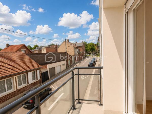 Résidence le Quadridge, à mi chemin entre le centre ville et le chu, à proximité des commerces et des transports.

Découvrez cet appartement avec petit balcon exposé Sud/Est de 2008, au deuxième étage avec ascenseur, lumineux et sans travaux.

Il se compose comme suit : 
.Entrée avec placard
.Espace de vie cuisine séjour de 24 m²
.Deux chambres de près de 12 m² chacune.
.Salle de bain avec espace laverie
.Wc séparé 

Possibilité de faire l’acquisition d’une place de stationnement au sein de la copropriété ( 12.000€ ).

Chauffage et eau chaude électrique 
Menuiseries double vitrage avec volets roulants
Faibles charges de copropriété : 90€/mois
Taxe foncière : 1360€
.
