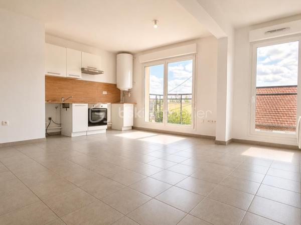 Résidence le Quadridge, à mi chemin entre le centre ville et le chu, à proximité des commerces et des transports.

Découvrez cet appartement avec petit balcon exposé Sud/Est de 2008, au deuxième étage avec ascenseur, lumineux et sans travaux.

Il se compose comme suit : 
.Entrée avec placard
.Espace de vie cuisine séjour de 24 m²
.Deux chambres de près de 12 m² chacune.
.Salle de bain avec espace laverie
.Wc séparé 

Possibilité de faire l’acquisition d’une place de stationnement au sein de la copropriété ( 12.000€ ).

Chauffage et eau chaude électrique 
Menuiseries double vitrage avec volets roulants
Faibles charges de copropriété : 90€/mois
Taxe foncière : 1360€
.