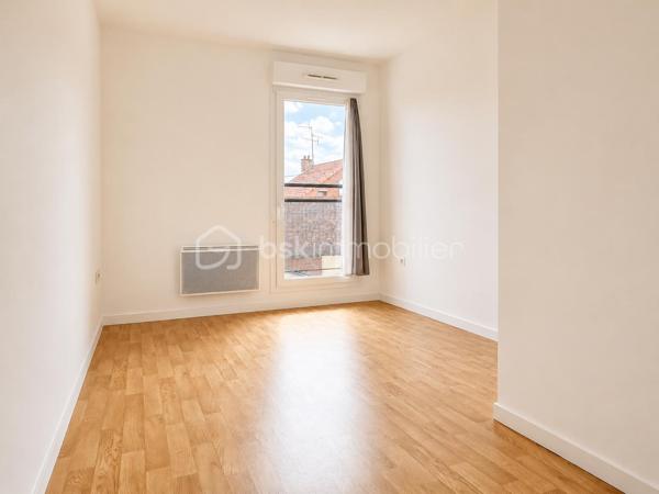 Résidence le Quadridge, à mi chemin entre le centre ville et le chu, à proximité des commerces et des transports.

Découvrez cet appartement avec petit balcon exposé Sud/Est de 2008, au deuxième étage avec ascenseur, lumineux et sans travaux.

Il se compose comme suit : 
.Entrée avec placard
.Espace de vie cuisine séjour de 24 m²
.Deux chambres de près de 12 m² chacune.
.Salle de bain avec espace laverie
.Wc séparé 

Possibilité de faire l’acquisition d’une place de stationnement au sein de la copropriété ( 12.000€ ).

Chauffage et eau chaude électrique 
Menuiseries double vitrage avec volets roulants
Faibles charges de copropriété : 90€/mois
Taxe foncière : 1360€
.