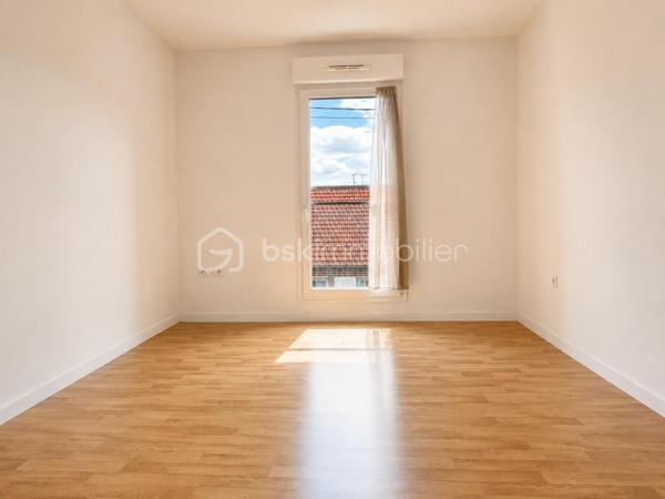 Résidence le Quadridge, à mi chemin entre le centre ville et le chu, à proximité des commerces et des transports.

Découvrez cet appartement avec petit balcon exposé Sud/Est de 2008, au deuxième étage avec ascenseur, lumineux et sans travaux.

Il se compose comme suit : 
.Entrée avec placard
.Espace de vie cuisine séjour de 24 m²
.Deux chambres de près de 12 m² chacune.
.Salle de bain avec espace laverie
.Wc séparé 

Possibilité de faire l’acquisition d’une place de stationnement au sein de la copropriété ( 12.000€ ).

Chauffage et eau chaude électrique 
Menuiseries double vitrage avec volets roulants
Faibles charges de copropriété : 90€/mois
Taxe foncière : 1360€
.