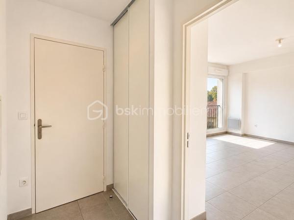 Résidence le Quadridge, à mi chemin entre le centre ville et le chu, à proximité des commerces et des transports.

Découvrez cet appartement avec petit balcon exposé Sud/Est de 2008, au deuxième étage avec ascenseur, lumineux et sans travaux.

Il se compose comme suit : 
.Entrée avec placard
.Espace de vie cuisine séjour de 24 m²
.Deux chambres de près de 12 m² chacune.
.Salle de bain avec espace laverie
.Wc séparé 

Possibilité de faire l’acquisition d’une place de stationnement au sein de la copropriété ( 12.000€ ).

Chauffage et eau chaude électrique 
Menuiseries double vitrage avec volets roulants
Faibles charges de copropriété : 90€/mois
Taxe foncière : 1360€
.