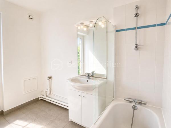 Résidence le Quadridge, à mi chemin entre le centre ville et le chu, à proximité des commerces et des transports.

Découvrez cet appartement avec petit balcon exposé Sud/Est de 2008, au deuxième étage avec ascenseur, lumineux et sans travaux.

Il se compose comme suit : 
.Entrée avec placard
.Espace de vie cuisine séjour de 24 m²
.Deux chambres de près de 12 m² chacune.
.Salle de bain avec espace laverie
.Wc séparé 

Possibilité de faire l’acquisition d’une place de stationnement au sein de la copropriété ( 12.000€ ).

Chauffage et eau chaude électrique 
Menuiseries double vitrage avec volets roulants
Faibles charges de copropriété : 90€/mois
Taxe foncière : 1360€
.