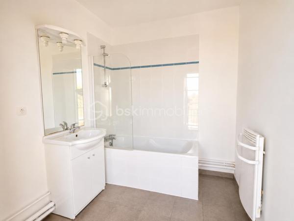 Résidence le Quadridge, à mi chemin entre le centre ville et le chu, à proximité des commerces et des transports.

Découvrez cet appartement avec petit balcon exposé Sud/Est de 2008, au deuxième étage avec ascenseur, lumineux et sans travaux.

Il se compose comme suit : 
.Entrée avec placard
.Espace de vie cuisine séjour de 24 m²
.Deux chambres de près de 12 m² chacune.
.Salle de bain avec espace laverie
.Wc séparé 

Possibilité de faire l’acquisition d’une place de stationnement au sein de la copropriété ( 12.000€ ).

Chauffage et eau chaude électrique 
Menuiseries double vitrage avec volets roulants
Faibles charges de copropriété : 90€/mois
Taxe foncière : 1360€
.