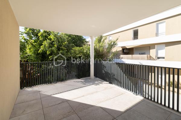 Situé dans la résidence récente "Les Terrasses du Rochet" à Castelnau-le-Lez, appartement T3 de 68 m² au 1er étage sur 4 avec ascenseur. 

 Agencement fonctionnel et lumineux : large couloir d'entrée, pièce de vie de 25 m² avec cuisine neuve équipée et plan de travail en céramique, ouvrant sur une belle terrasse d’angle de 12 m² exposée sud-est, offrant un espace extérieur agréable et ensoleillé.

Un couloir dessert une salle d'eau de 6 m² (avec douche, seche-serviette, double vasque et amplacement machine à laver), un WC séparé et deux chambres lumineuses de 10 et 12 m² dont une donnant sur la terrasse. 
 
Résidence sécurisée, parking privatif en rez-de-chaussée, local vélos, volets roulants électriques, raccordement fibre et conformité à la norme RT2012, gages de confort et d'efficacité énergétique. Charges trimestrielles de 547 €, comprenant ascenseur, parties communes, chauffage et eau chaude.

Emplacement pratique : arrêt de bus "Mas de Rochet" juste devant l'immeuble pour des liaisons rapides vers les pôles d'activité. 

Appartement prêt à vivre, idéal pour un couple ou une famille souhaitant concilier confort moderne, terrasse généreuse et emplacement pratique, ou simplement un investissement locatif.

Je suis joignable 7/7 pour tout renseignements complémentaires.
