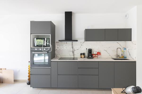 Situé dans la résidence récente "Les Terrasses du Rochet" à Castelnau-le-Lez, appartement T3 de 68 m² au 1er étage sur 4 avec ascenseur. 

 Agencement fonctionnel et lumineux : large couloir d'entrée, pièce de vie de 25 m² avec cuisine neuve équipée et plan de travail en céramique, ouvrant sur une belle terrasse d’angle de 12 m² exposée sud-est, offrant un espace extérieur agréable et ensoleillé.

Un couloir dessert une salle d'eau de 6 m² (avec douche, seche-serviette, double vasque et amplacement machine à laver), un WC séparé et deux chambres lumineuses de 10 et 12 m² dont une donnant sur la terrasse. 
 
Résidence sécurisée, parking privatif en rez-de-chaussée, local vélos, volets roulants électriques, raccordement fibre et conformité à la norme RT2012, gages de confort et d'efficacité énergétique. Charges trimestrielles de 547 €, comprenant ascenseur, parties communes, chauffage et eau chaude.

Emplacement pratique : arrêt de bus "Mas de Rochet" juste devant l'immeuble pour des liaisons rapides vers les pôles d'activité. 

Appartement prêt à vivre, idéal pour un couple ou une famille souhaitant concilier confort moderne, terrasse généreuse et emplacement pratique, ou simplement un investissement locatif.

Je suis joignable 7/7 pour tout renseignements complémentaires.