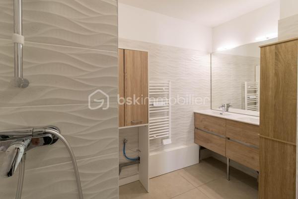 Situé dans la résidence récente "Les Terrasses du Rochet" à Castelnau-le-Lez, appartement T3 de 68 m² au 1er étage sur 4 avec ascenseur. 

 Agencement fonctionnel et lumineux : large couloir d'entrée, pièce de vie de 25 m² avec cuisine neuve équipée et plan de travail en céramique, ouvrant sur une belle terrasse d’angle de 12 m² exposée sud-est, offrant un espace extérieur agréable et ensoleillé.

Un couloir dessert une salle d'eau de 6 m² (avec douche, seche-serviette, double vasque et amplacement machine à laver), un WC séparé et deux chambres lumineuses de 10 et 12 m² dont une donnant sur la terrasse. 
 
Résidence sécurisée, parking privatif en rez-de-chaussée, local vélos, volets roulants électriques, raccordement fibre et conformité à la norme RT2012, gages de confort et d'efficacité énergétique. Charges trimestrielles de 547 €, comprenant ascenseur, parties communes, chauffage et eau chaude.

Emplacement pratique : arrêt de bus "Mas de Rochet" juste devant l'immeuble pour des liaisons rapides vers les pôles d'activité. 

Appartement prêt à vivre, idéal pour un couple ou une famille souhaitant concilier confort moderne, terrasse généreuse et emplacement pratique, ou simplement un investissement locatif.

Je suis joignable 7/7 pour tout renseignements complémentaires.