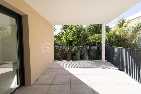 Situé dans la résidence récente "Les Terrasses du Rochet" à Castelnau-le-Lez, appartement T3 de 68 m² au 1er étage sur 4 avec ascenseur. 

 Agencement fonctionnel et lumineux : large couloir d'entrée, pièce de vie de 25 m² avec cuisine neuve équipée et plan de travail en céramique, ouvrant sur une belle terrasse d’angle de 12 m² exposée sud-est, offrant un espace extérieur agréable et ensoleillé.

Un couloir dessert une salle d'eau de 6 m² (avec douche, seche-serviette, double vasque et amplacement machine à laver), un WC séparé et deux chambres lumineuses de 10 et 12 m² dont une donnant sur la terrasse. 
 
Résidence sécurisée, parking privatif en rez-de-chaussée, local vélos, volets roulants électriques, raccordement fibre et conformité à la norme RT2012, gages de confort et d'efficacité énergétique. Charges trimestrielles de 547 €, comprenant ascenseur, parties communes, chauffage et eau chaude.

Emplacement pratique : arrêt de bus "Mas de Rochet" juste devant l'immeuble pour des liaisons rapides vers les pôles d'activité. 

Appartement prêt à vivre, idéal pour un couple ou une famille souhaitant concilier confort moderne, terrasse généreuse et emplacement pratique, ou simplement un investissement locatif.

Je suis joignable 7/7 pour tout renseignements complémentaires.