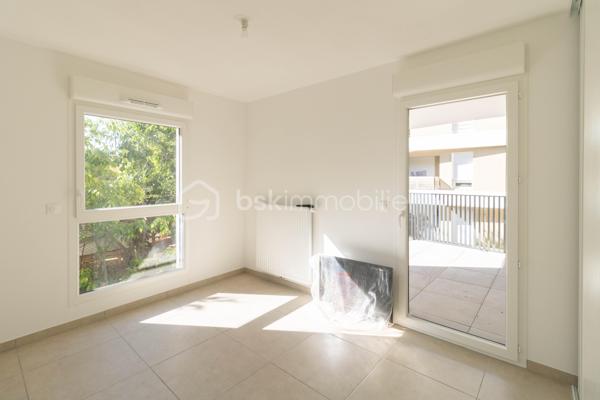 Situé dans la résidence récente "Les Terrasses du Rochet" à Castelnau-le-Lez, appartement T3 de 68 m² au 1er étage sur 4 avec ascenseur. 

 Agencement fonctionnel et lumineux : large couloir d'entrée, pièce de vie de 25 m² avec cuisine neuve équipée et plan de travail en céramique, ouvrant sur une belle terrasse d’angle de 12 m² exposée sud-est, offrant un espace extérieur agréable et ensoleillé.

Un couloir dessert une salle d'eau de 6 m² (avec douche, seche-serviette, double vasque et amplacement machine à laver), un WC séparé et deux chambres lumineuses de 10 et 12 m² dont une donnant sur la terrasse. 
 
Résidence sécurisée, parking privatif en rez-de-chaussée, local vélos, volets roulants électriques, raccordement fibre et conformité à la norme RT2012, gages de confort et d'efficacité énergétique. Charges trimestrielles de 547 €, comprenant ascenseur, parties communes, chauffage et eau chaude.

Emplacement pratique : arrêt de bus "Mas de Rochet" juste devant l'immeuble pour des liaisons rapides vers les pôles d'activité. 

Appartement prêt à vivre, idéal pour un couple ou une famille souhaitant concilier confort moderne, terrasse généreuse et emplacement pratique, ou simplement un investissement locatif.

Je suis joignable 7/7 pour tout renseignements complémentaires.