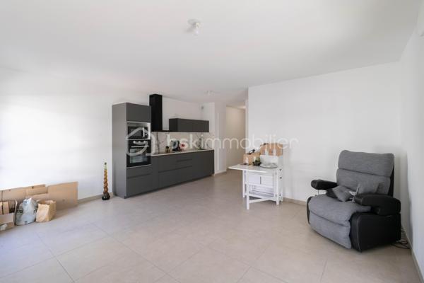 Situé dans la résidence récente "Les Terrasses du Rochet" à Castelnau-le-Lez, appartement T3 de 68 m² au 1er étage sur 4 avec ascenseur. 

 Agencement fonctionnel et lumineux : large couloir d'entrée, pièce de vie de 25 m² avec cuisine neuve équipée et plan de travail en céramique, ouvrant sur une belle terrasse d’angle de 12 m² exposée sud-est, offrant un espace extérieur agréable et ensoleillé.

Un couloir dessert une salle d'eau de 6 m² (avec douche, seche-serviette, double vasque et amplacement machine à laver), un WC séparé et deux chambres lumineuses de 10 et 12 m² dont une donnant sur la terrasse. 
 
Résidence sécurisée, parking privatif en rez-de-chaussée, local vélos, volets roulants électriques, raccordement fibre et conformité à la norme RT2012, gages de confort et d'efficacité énergétique. Charges trimestrielles de 547 €, comprenant ascenseur, parties communes, chauffage et eau chaude.

Emplacement pratique : arrêt de bus "Mas de Rochet" juste devant l'immeuble pour des liaisons rapides vers les pôles d'activité. 

Appartement prêt à vivre, idéal pour un couple ou une famille souhaitant concilier confort moderne, terrasse généreuse et emplacement pratique, ou simplement un investissement locatif.

Je suis joignable 7/7 pour tout renseignements complémentaires.