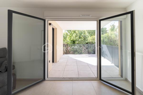 Situé dans la résidence récente "Les Terrasses du Rochet" à Castelnau-le-Lez, appartement T3 de 68 m² au 1er étage sur 4 avec ascenseur. 

 Agencement fonctionnel et lumineux : large couloir d'entrée, pièce de vie de 25 m² avec cuisine neuve équipée et plan de travail en céramique, ouvrant sur une belle terrasse d’angle de 12 m² exposée sud-est, offrant un espace extérieur agréable et ensoleillé.

Un couloir dessert une salle d'eau de 6 m² (avec douche, seche-serviette, double vasque et amplacement machine à laver), un WC séparé et deux chambres lumineuses de 10 et 12 m² dont une donnant sur la terrasse. 
 
Résidence sécurisée, parking privatif en rez-de-chaussée, local vélos, volets roulants électriques, raccordement fibre et conformité à la norme RT2012, gages de confort et d'efficacité énergétique. Charges trimestrielles de 547 €, comprenant ascenseur, parties communes, chauffage et eau chaude.

Emplacement pratique : arrêt de bus "Mas de Rochet" juste devant l'immeuble pour des liaisons rapides vers les pôles d'activité. 

Appartement prêt à vivre, idéal pour un couple ou une famille souhaitant concilier confort moderne, terrasse généreuse et emplacement pratique, ou simplement un investissement locatif.

Je suis joignable 7/7 pour tout renseignements complémentaires.