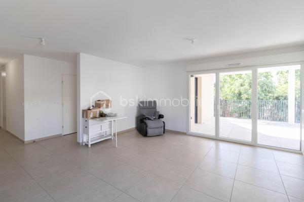 Situé dans la résidence récente "Les Terrasses du Rochet" à Castelnau-le-Lez, appartement T3 de 68 m² au 1er étage sur 4 avec ascenseur. 

 Agencement fonctionnel et lumineux : large couloir d'entrée, pièce de vie de 25 m² avec cuisine neuve équipée et plan de travail en céramique, ouvrant sur une belle terrasse d’angle de 12 m² exposée sud-est, offrant un espace extérieur agréable et ensoleillé.

Un couloir dessert une salle d'eau de 6 m² (avec douche, seche-serviette, double vasque et amplacement machine à laver), un WC séparé et deux chambres lumineuses de 10 et 12 m² dont une donnant sur la terrasse. 
 
Résidence sécurisée, parking privatif en rez-de-chaussée, local vélos, volets roulants électriques, raccordement fibre et conformité à la norme RT2012, gages de confort et d'efficacité énergétique. Charges trimestrielles de 547 €, comprenant ascenseur, parties communes, chauffage et eau chaude.

Emplacement pratique : arrêt de bus "Mas de Rochet" juste devant l'immeuble pour des liaisons rapides vers les pôles d'activité. 

Appartement prêt à vivre, idéal pour un couple ou une famille souhaitant concilier confort moderne, terrasse généreuse et emplacement pratique, ou simplement un investissement locatif.

Je suis joignable 7/7 pour tout renseignements complémentaires.