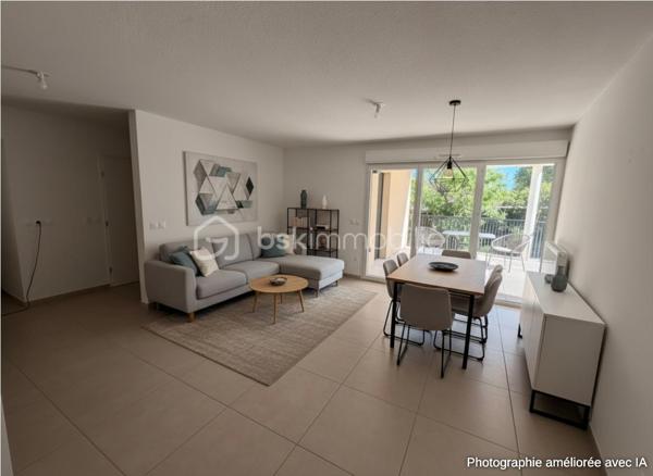 Situé dans la résidence récente "Les Terrasses du Rochet" à Castelnau-le-Lez, appartement T3 de 68 m² au 1er étage sur 4 avec ascenseur. 

 Agencement fonctionnel et lumineux : large couloir d'entrée, pièce de vie de 25 m² avec cuisine neuve équipée et plan de travail en céramique, ouvrant sur une belle terrasse d’angle de 12 m² exposée sud-est, offrant un espace extérieur agréable et ensoleillé.

Un couloir dessert une salle d'eau de 6 m² (avec douche, seche-serviette, double vasque et amplacement machine à laver), un WC séparé et deux chambres lumineuses de 10 et 12 m² dont une donnant sur la terrasse. 
 
Résidence sécurisée, parking privatif en rez-de-chaussée, local vélos, volets roulants électriques, raccordement fibre et conformité à la norme RT2012, gages de confort et d'efficacité énergétique. Charges trimestrielles de 547 €, comprenant ascenseur, parties communes, chauffage et eau chaude.

Emplacement pratique : arrêt de bus "Mas de Rochet" juste devant l'immeuble pour des liaisons rapides vers les pôles d'activité. 

Appartement prêt à vivre, idéal pour un couple ou une famille souhaitant concilier confort moderne, terrasse généreuse et emplacement pratique, ou simplement un investissement locatif.

Je suis joignable 7/7 pour tout renseignements complémentaires.