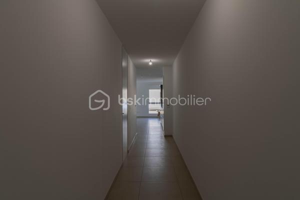 Situé dans la résidence récente "Les Terrasses du Rochet" à Castelnau-le-Lez, appartement T3 de 68 m² au 1er étage sur 4 avec ascenseur. 

 Agencement fonctionnel et lumineux : large couloir d'entrée, pièce de vie de 25 m² avec cuisine neuve équipée et plan de travail en céramique, ouvrant sur une belle terrasse d’angle de 12 m² exposée sud-est, offrant un espace extérieur agréable et ensoleillé.

Un couloir dessert une salle d'eau de 6 m² (avec douche, seche-serviette, double vasque et amplacement machine à laver), un WC séparé et deux chambres lumineuses de 10 et 12 m² dont une donnant sur la terrasse. 
 
Résidence sécurisée, parking privatif en rez-de-chaussée, local vélos, volets roulants électriques, raccordement fibre et conformité à la norme RT2012, gages de confort et d'efficacité énergétique. Charges trimestrielles de 547 €, comprenant ascenseur, parties communes, chauffage et eau chaude.

Emplacement pratique : arrêt de bus "Mas de Rochet" juste devant l'immeuble pour des liaisons rapides vers les pôles d'activité. 

Appartement prêt à vivre, idéal pour un couple ou une famille souhaitant concilier confort moderne, terrasse généreuse et emplacement pratique, ou simplement un investissement locatif.

Je suis joignable 7/7 pour tout renseignements complémentaires.
