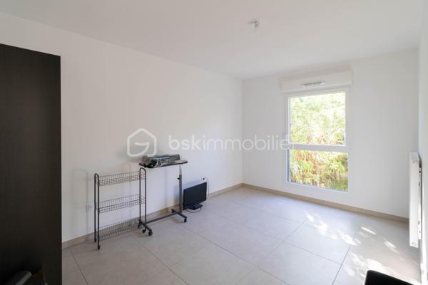 Situé dans la résidence récente "Les Terrasses du Rochet" à Castelnau-le-Lez, appartement T3 de 68 m² au 1er étage sur 4 avec ascenseur. 

 Agencement fonctionnel et lumineux : large couloir d'entrée, pièce de vie de 25 m² avec cuisine neuve équipée et plan de travail en céramique, ouvrant sur une belle terrasse d’angle de 12 m² exposée sud-est, offrant un espace extérieur agréable et ensoleillé.

Un couloir dessert une salle d'eau de 6 m² (avec douche, seche-serviette, double vasque et amplacement machine à laver), un WC séparé et deux chambres lumineuses de 10 et 12 m² dont une donnant sur la terrasse. 
 
Résidence sécurisée, parking privatif en rez-de-chaussée, local vélos, volets roulants électriques, raccordement fibre et conformité à la norme RT2012, gages de confort et d'efficacité énergétique. Charges trimestrielles de 547 €, comprenant ascenseur, parties communes, chauffage et eau chaude.

Emplacement pratique : arrêt de bus "Mas de Rochet" juste devant l'immeuble pour des liaisons rapides vers les pôles d'activité. 

Appartement prêt à vivre, idéal pour un couple ou une famille souhaitant concilier confort moderne, terrasse généreuse et emplacement pratique, ou simplement un investissement locatif.

Je suis joignable 7/7 pour tout renseignements complémentaires.
