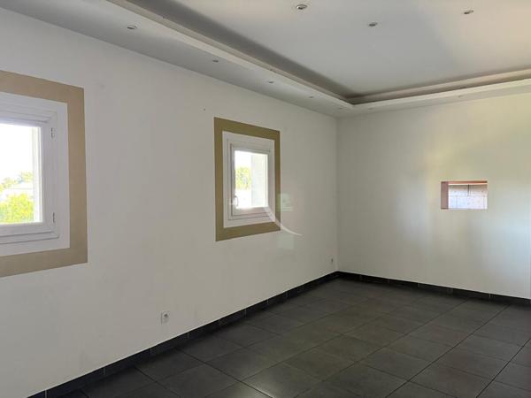 VENTE MURS 80m2 POUR COMMERCE PAS DE BAIL EN COURS TERRASSE AXE PRINCIPAL VINON SUR VERDON