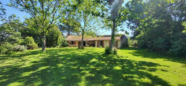 BELLE VILLA PLAIN PIED AVEC SON PARC ET PISCINE