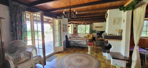 BELLE VILLA PLAIN PIED AVEC SON PARC ET PISCINE