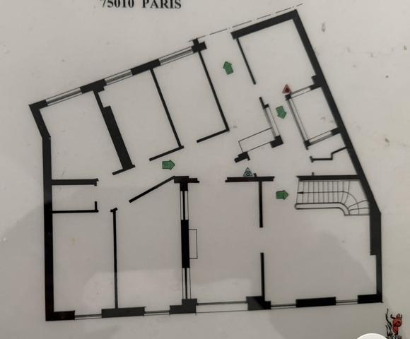 CANAL SAINT-MARTIN — RÉPUBLIQUE L’élégance d’un appartement parisien à révéler
