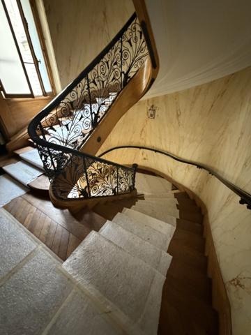CANAL SAINT-MARTIN — RÉPUBLIQUE L’élégance d’un appartement parisien à révéler