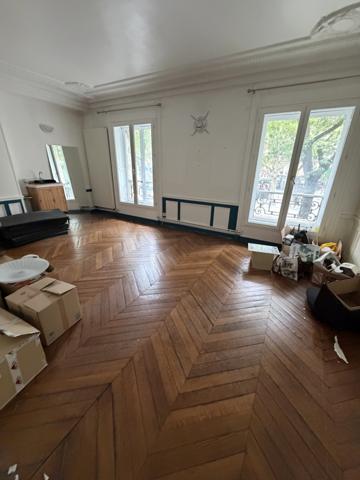 CANAL SAINT-MARTIN — RÉPUBLIQUE L’élégance d’un appartement parisien à révéler