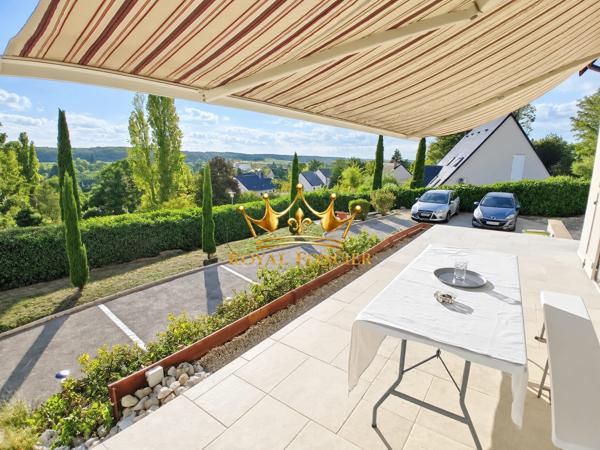 Vue imprenable de la terrasse sur la ville de DESCARTES