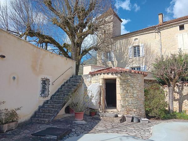 À 20 minutes au nord de Cahors, maison avec gites et piscine