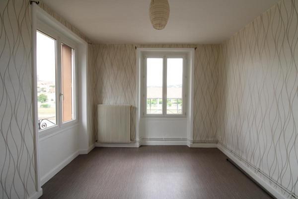 REF 11591- 58 BD BERTRAND DE DOUE F3 au 2ème - TRAVERSANT