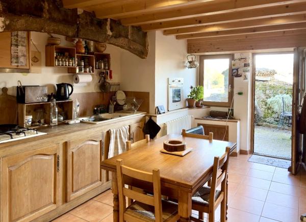 Saint-Romain-d'Ay (07290) Maison de village rénovée de 99 m² avec cave et cours et terrain non constructible - Saint-Romain-d'Ay
