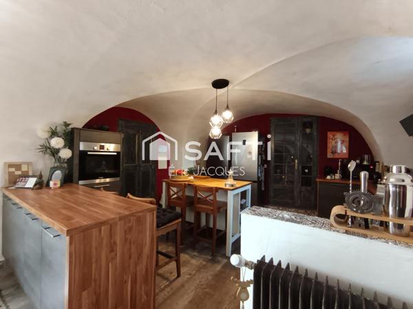 Ancienne bâtisse en pierre avec dépendances