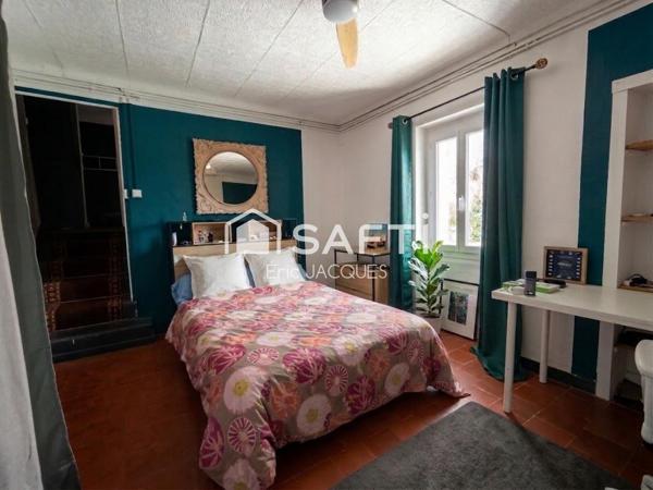Ancienne bâtisse en pierre avec dépendances