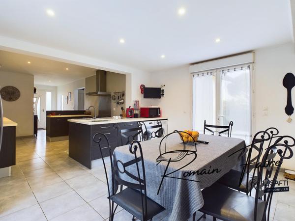 Maison de plain-pied avec 3 chambres, 1 studio, garage avec piscine et belle parcelle de terrain