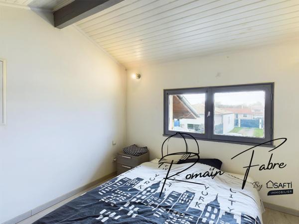 Maison de plain-pied avec 3 chambres, 1 studio, garage avec piscine et belle parcelle de terrain