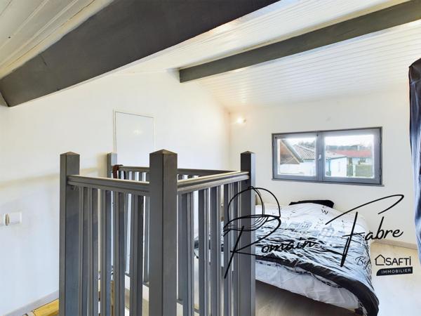 Maison de plain-pied avec 3 chambres, 1 studio, garage avec piscine et belle parcelle de terrain