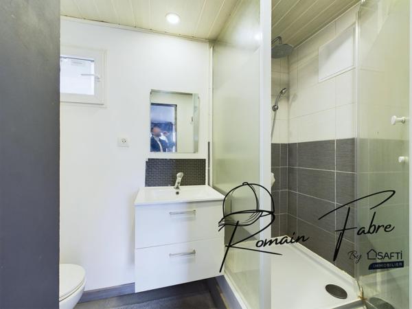 Maison de plain-pied avec 3 chambres, 1 studio, garage avec piscine et belle parcelle de terrain