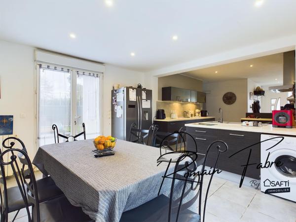 Maison de plain-pied avec 3 chambres, 1 studio, garage avec piscine et belle parcelle de terrain