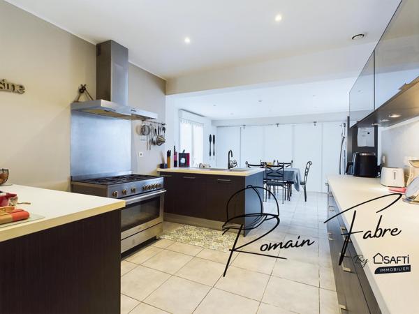 Maison de plain-pied avec 3 chambres, 1 studio, garage avec piscine et belle parcelle de terrain