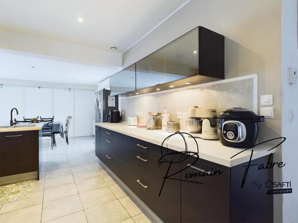 Maison de plain-pied avec 3 chambres, 1 studio, garage avec piscine et belle parcelle de terrain