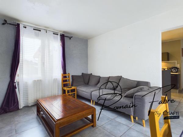 Maison de plain-pied avec 3 chambres, 1 studio, garage avec piscine et belle parcelle de terrain